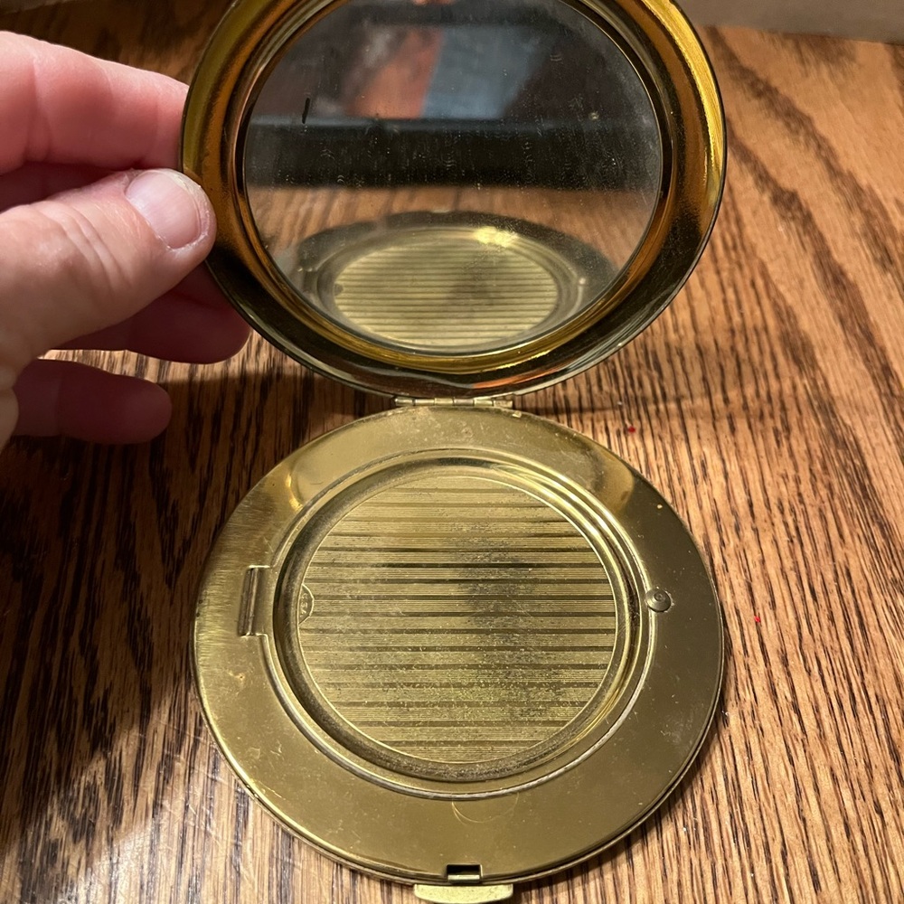 Vintage Zell Fifth Ave Refillable Powder Compact Gold Tone 1950s Powder Compact - Picture 3 of 3